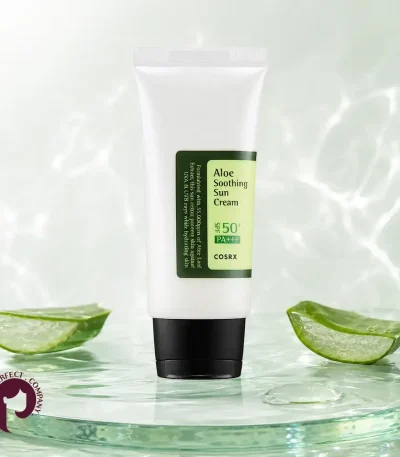 ضد آفتاب آلوئه ورا کوزارکس SPF50 در فضای آبرسان و تسکین‌دهنده