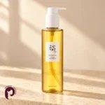 بطری روغن پاک‌کننده جینسینگ بیوتی آف جوسان روی سطح کرم‌رنگ