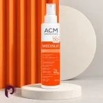 اسپری ضدآفتاب مدیسان ای‌سی‌ام SPF50+ روی پایه کرم با پس‌زمینه هندسی نارنجی
