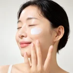 نمای استفاده از کرم ضدآفتاب روی گونه