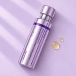 سرم PDRN سنتلیان ۲۴ به‌صورت خوابیده روی سطح یاسی