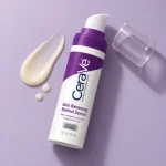 سرم رتینول Skin Renewing سراوی با بافت محصول روی زمینه یاسی