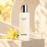 اسنس اکلت پریمیر شنل کنار گل یلانگ‌یلانگ با زمینه عاجی
