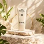 ضدآفتاب شنل UV Essentiel روی سکوی سنگی با نور آفتاب