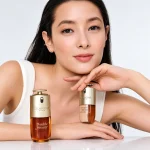 مدل با کرم‌پودر Double Serum Foundation و سرم دابل سرم کلارنس