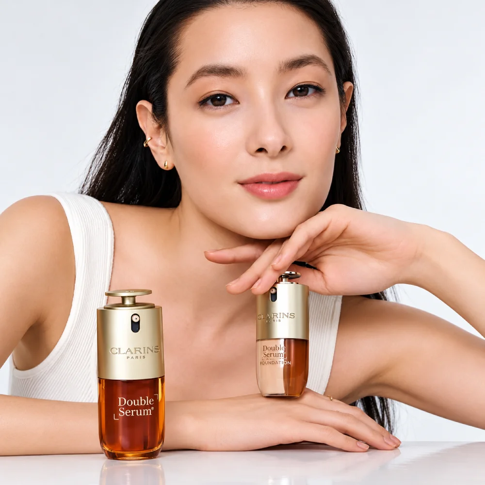 مدل با کرم‌پودر Double Serum Foundation و سرم دابل سرم کلارنس