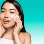 پاک‌کردن پوست صورت با پد پنبه‌ای و میسلار واتر گارنیر
