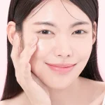 پخش سرم شماره ۲ نامبوزین Rose PDRN روی پوست گونه با نوک انگشتان