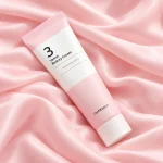 کرم نامبوزین Velvet Beauty روی پارچه ساتن صورتی